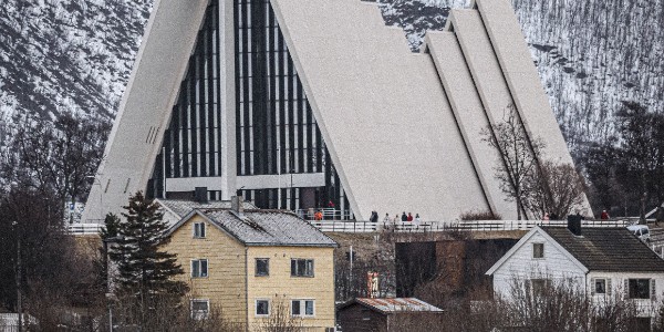 มหาวิหารอาร์กติก (Arctic Cathedral) สัญลักษณ์เมืองทรอมโซ่ท่ามกลางหิมะ