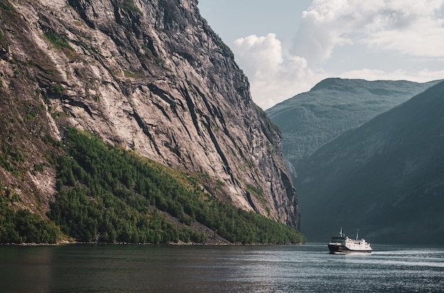 เรือล่องฟยอร์ด N&aelig;r&oslash;yfjord นอร์เวย์