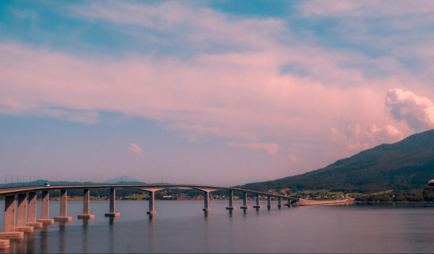 สะพานและฟยอร์ดนอร์เวย์ระหว่างโรดทริป Tromsø-Narvik