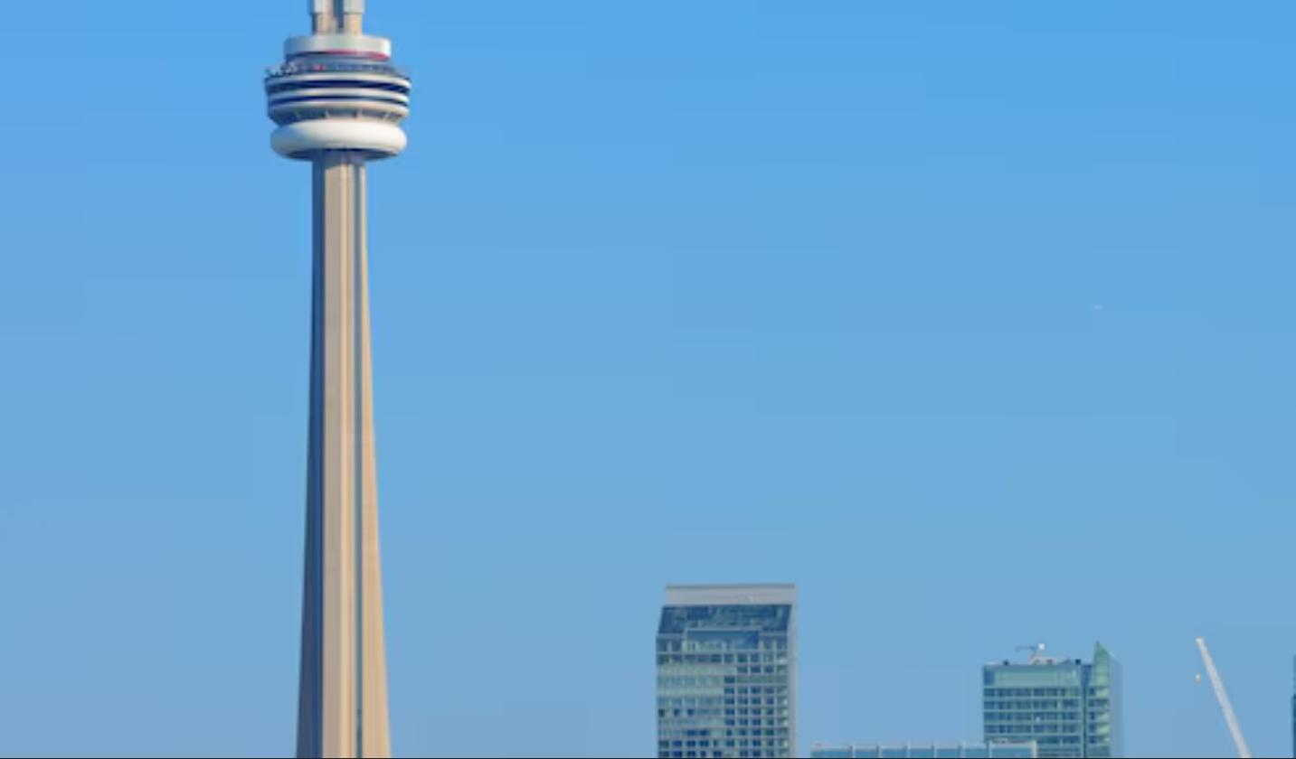 หอคอย CN Tower และเส้นขอบฟ้าเมืองโทรอนโต ประเทศแคนาดา
