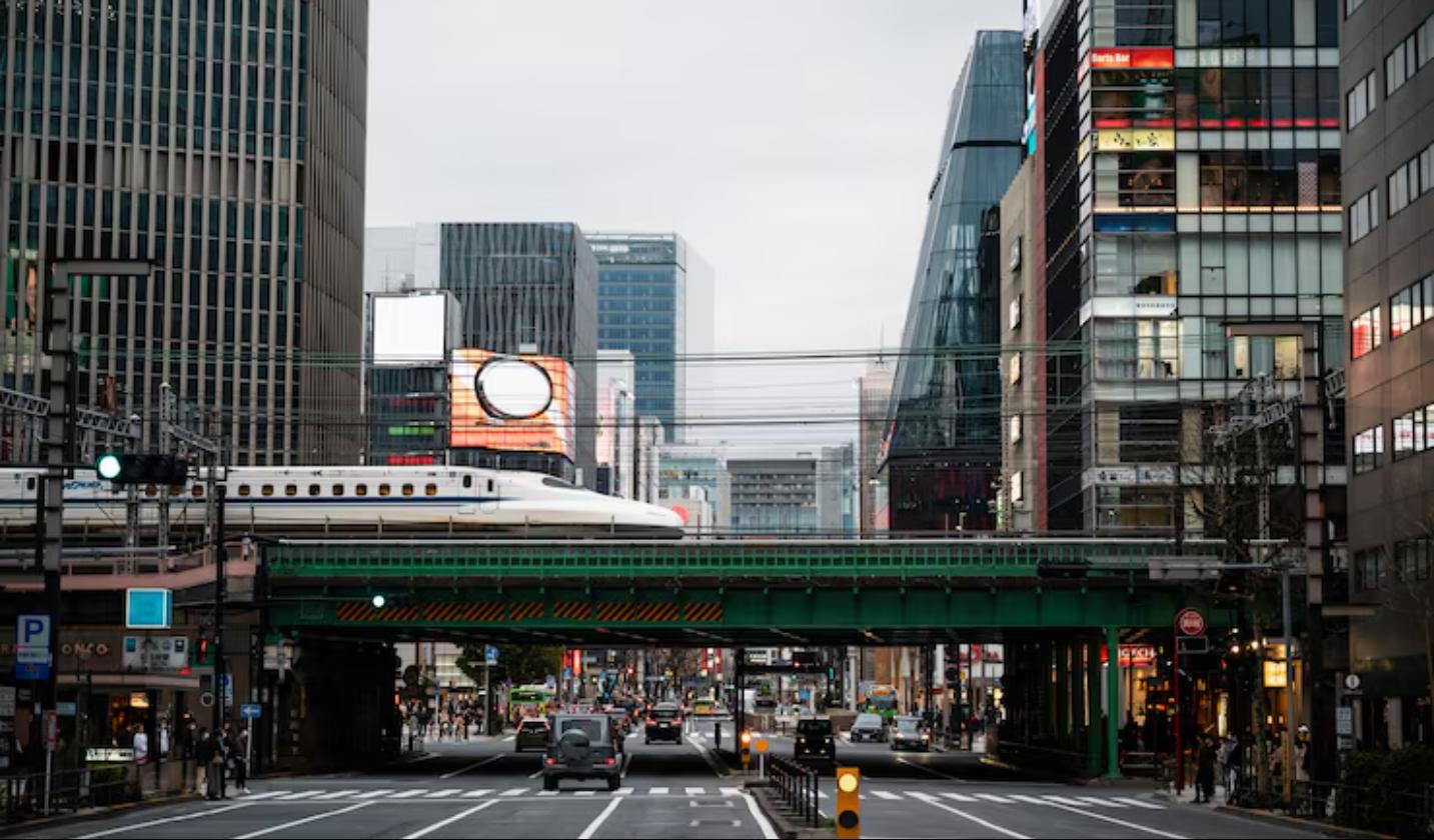 ถนนในโตเกียวพร้อมรถไฟชินคันเซ็นวิ่งผ่าน ประเทศญี่ปุ่น