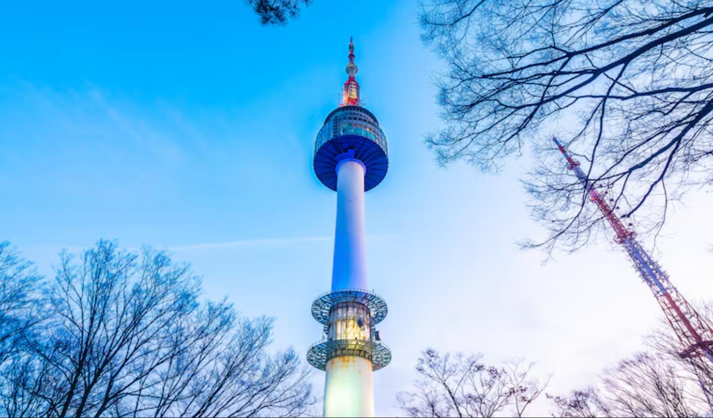หอคอยทีวี N Seoul Tower บนภูเขานามซาน กรุงโซล เกาหลีใต้