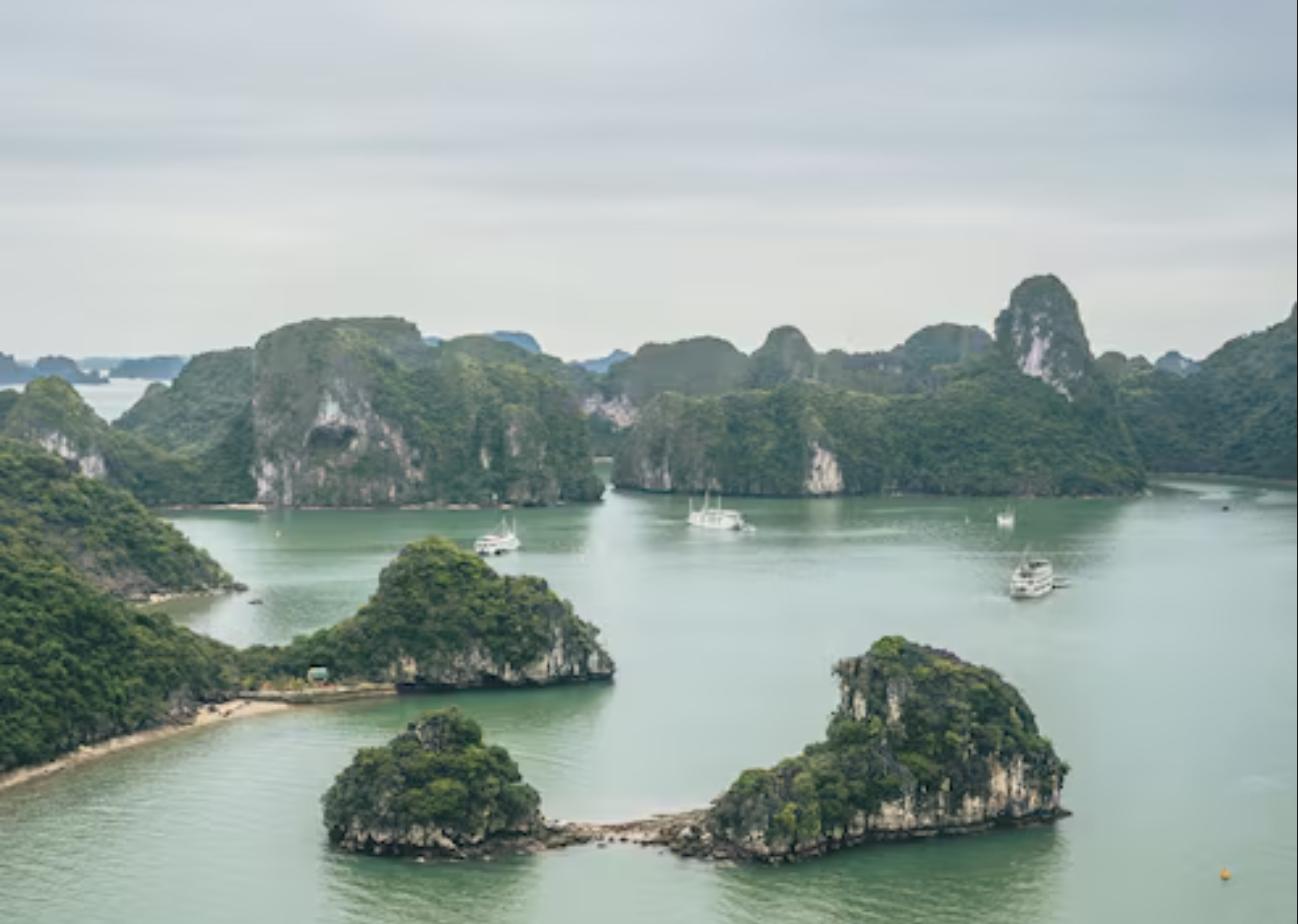 เกาะหินปูนน้อยใหญ่ อ่าวฮาลองเบย์ เวียดนาม